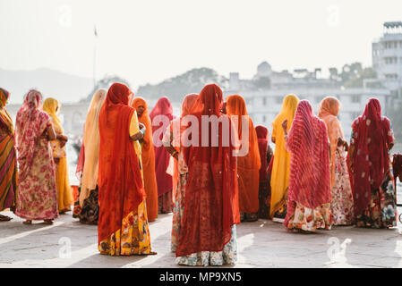 Schön und farbenfroh gekleidete indische Frauen ein Tod, Trauern und ihre Kleidung in den See in Udaipur, Indien waschen Stockfoto