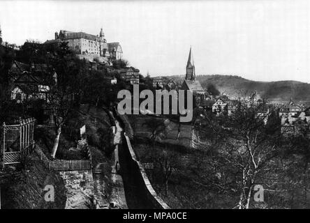 . English: Marburg Stadtansicht mit Schloss und Oberstadt von W mit der Sybelstraße im Vordergrund. Englisch: Marburg, Deutschland, Blick von Westen mit der Sybelstraße im Vordergrund. ca. 1876. Ludwig Bickell (1838-1901) Alternative Namen Ludwig Theodor Alexander Bickell Beschreibung deutscher Jurist, Fotograf und Denkmal Konservator Datum der Geburt / Tod 13. September 1838 20. Oktober 1901 Ort der Geburt / Todes Marburg Marburg Arbeiten Zeitraum von ca. 1867 bis 1901 Standort Hessen Authority control: Q 1874222 VIAF: 54893024 LCCN: 85177626 n GND: 11616199 X SUDOC: 1216 Stockfoto