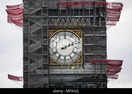 London, Großbritannien. 11. Mai, 2018. Bau arbeiter auf Gerüst vor einem Der clockfaces auf das Elizabeth Tower in Westminster. Stockfoto