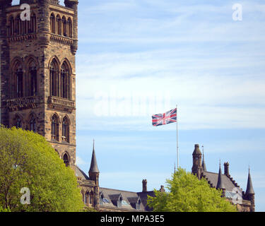 Universität Glasgow fliegen die Union Flag in der Feier von der königlichen Hochzeit ungewöhnlich für einen nationalistischen Stadt Kelvingrove Park. Bis nahe Clock Tower Stockfoto