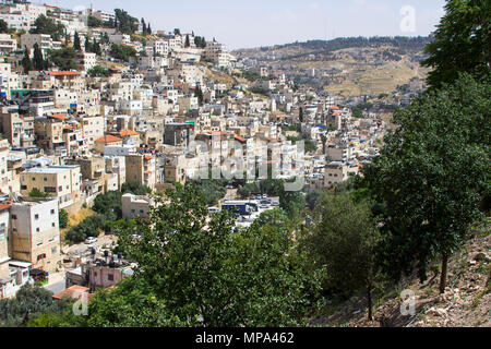 Ein Blick über den Bach Kidron, den dicht aufgebaut Hügel von Jerusalem aus der Schritte zu Hiskias Tunnel in die Stadt Jerusalem in Israel. Stockfoto