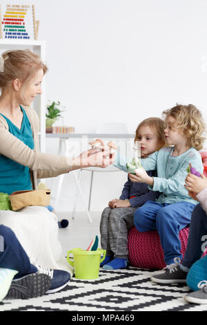 Weibliche kindergartener Ihre kleine Stationen lernen durch Spaß Stockfoto