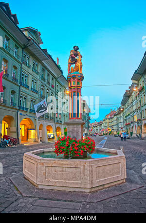 Bern, Schweiz - 21 August 2013: Samson Brunnen auf kramgasse Straße in der Altstadt von Bern, Schweiz am Abend Stockfoto