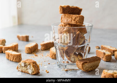 Biscotti/Cantuccini Gebäck mit Mandeln im Glas serviert. Bäckerei Vorspeise. Stockfoto