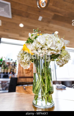 Nahaufnahme von einer Hochzeit Blumenstrauß-Anordnung auf Holz- Tabelle der Rezeption Abendessen im Restaurant, Alkohol Bar Hintergrund Stockfoto