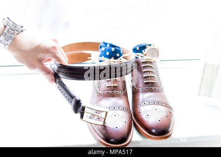 Die man-Seite arrangieren Leder neue braune Schuhe closeup Stillleben mit blauen Tupfen Socken, beobachten Sie isoliert, Schnürsenkel Schnürsenkel gebunden, Hochzeit oder Interview Stockfoto