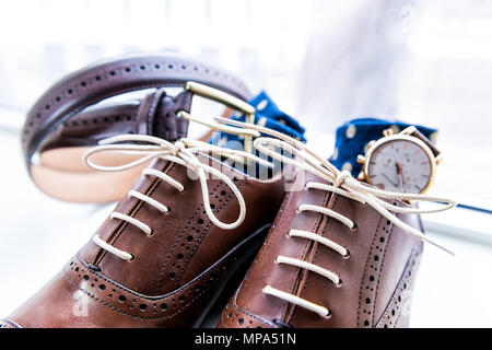 Männer neue Leder braun Schuhe Makro Nahaufnahme noch Leben mit blauen Tupfen Socken, beobachten Sie isoliert, Schnürsenkel Schnürsenkel gebunden, Hochzeit oder Interview preparati Stockfoto