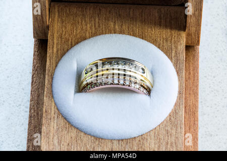 Hochzeit Ring bearer box Makro Nahaufnahme isoliert Studio shot mit Holz-, Gold und Diamanten Reflexion Übersicht detail und Textur Stockfoto