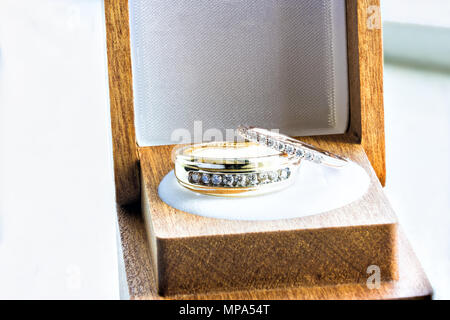 Hochzeit Ring bearer box Makro Nahaufnahme mit Holz detail, Gold und Diamanten Reflexion Übersicht detail und Textur isoliert Studio shot Stockfoto