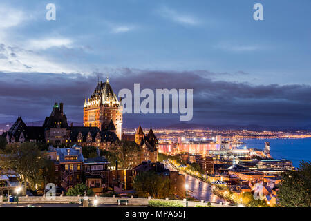 Stadtbild oder die Skyline von Quebec City, Kanada, Chateau Frontenac, Park und Straßen der Altstadt während purple Sunset mit beleuchteten Schloss, rot Espace 400 Stockfoto