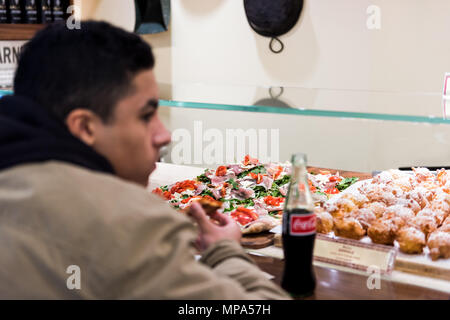 New York City, USA - 30. Oktober 2017: Markt Lebensmittel Shop Interior Mann in Essen in der Innenstadt von unteren Chelsea Nachbarschaft Stadtteil Manhattan NYC, Fila Stockfoto