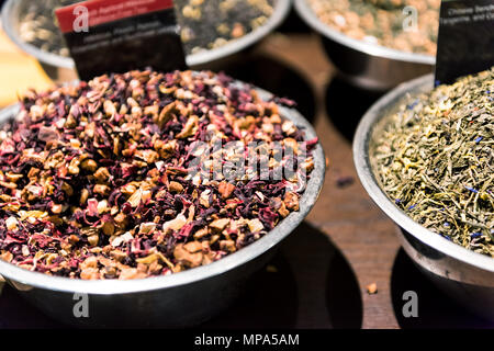 Nahaufnahme von Aprikose Kräutertee Gewürze in Metall Schüssel Tablett mit Obst und Beeren mischen, Zeichen gefüllt, grüne Kräuter Stockfoto