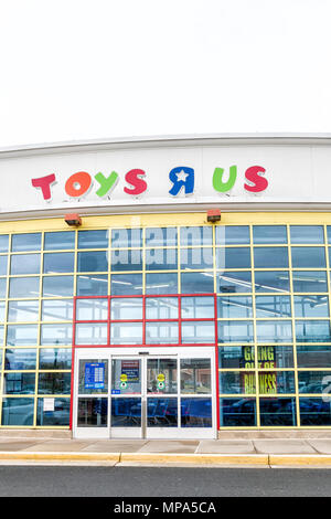 Sterling, Vereinigte Staaten - 4 April 2018: Toys R US store in Fairfax County, Virginia für Kinder shop außen Eingang mit Vorzeichen, Logo, Türen, schließen, o Stockfoto