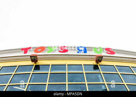 Sterling, Vereinigte Staaten - 4 April 2018: Toys R US store in Fairfax County, Virginia für Kinder shop außen Eingang mit Vorzeichen, Logo, Türen, schließen, o Stockfoto