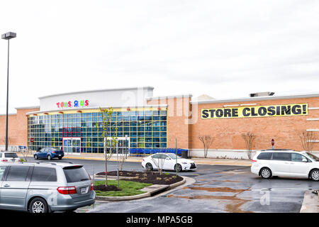 Sterling, Vereinigte Staaten - 4 April 2018: Toys R US store in Fairfax County, Virginia für Kinder shop außen Eingang mit Vorzeichen, Logo, Türen, schließen, o Stockfoto