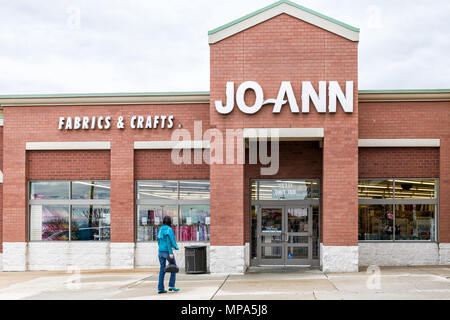 Sterling, Vereinigte Staaten - 4 April 2018: Jo-Ann Fabrics- und Kunsthandwerksladen in Fairfax County, Virginia shop außen Eingang mit Vorzeichen, Logo, Türen, Frau walkin Stockfoto