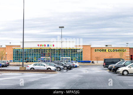 Sterling, Vereinigte Staaten - 4 April 2018: Toys R US store in Fairfax County, Virginia für Kinder shop außen Eingang mit Vorzeichen, Logo, Türen, schließen, o Stockfoto