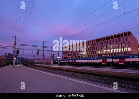 Zug Bahnhof Brugg mit modernen Fachhochschule Brugg-Windisch im Hintergrund Stockfoto