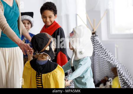 Gruppe von Kindern in Kostümen tanzen im Kreis Stockfoto
