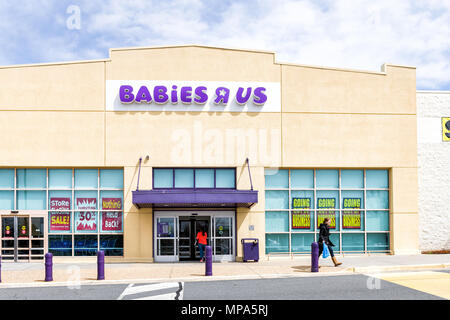 Sterling, Vereinigte Staaten - 4 April 2018: Babies R US store in Fairfax County, Virginia für Kinder shop außen Eingang mit Vorzeichen, Logo, Türen, schließen, Stockfoto