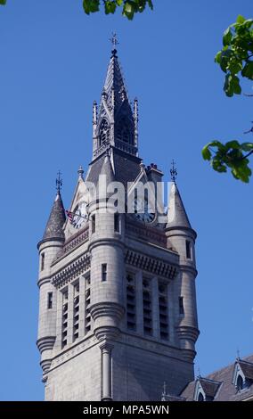 Aberdeen Sheriff Court und Tolbooth Museum. Imposantes viktorianisches Gebäude aus Granit vor blauem Himmel. Union Street, Aberdeen, Schottland, UK. Mai, 2018. Stockfoto