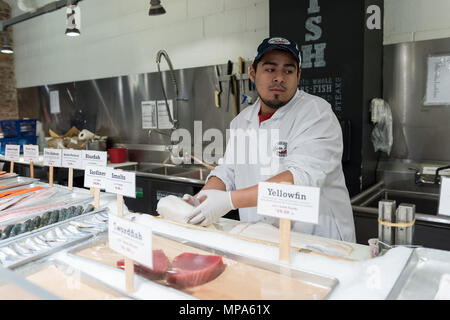 New York City, USA - 30. Oktober 2017: Markt Lebensmittel Shop Interior inside in der Innenstadt untere Chelsea Nachbarschaft Stadtteil Manhattan NYC, Hummer Ort s Stockfoto