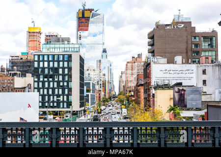 New York City, USA - 30. Oktober 2017: Highline, High Line, Urban Garden in NEW YORK CITY mit Chelsea West Side von Hudson Yards unter Ergebnisse anzeigen Stockfoto