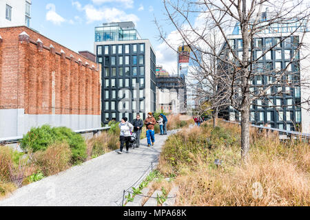 New York City, USA - 30. Oktober 2017: Highline, High Line, Urban Garden in NEW YORK CITY mit Unterstreichen Kaffee Cafe anmelden Chelsea West Side von Hudson Yards, Stockfoto
