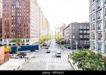 New York City, USA - 30. Oktober 2017: Luftaufnahme von Verkehr Straße Chelsea Nachbarschaft Apartment Gebäude und Autos in New York, Manhattan, N Stockfoto