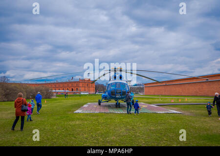 ST. PETERSBURG, Russland, 17. Mai 2018: Der Hubschrauber Mi-8 TV RA -24100 von Alliance Avia AON zieht vor dem Hintergrund des Museums der Artillerie Stockfoto