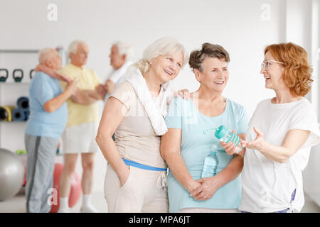 Gruppe der gealterte Frauen gemeinsam Spaß haben in einer Turnhalle Stockfoto