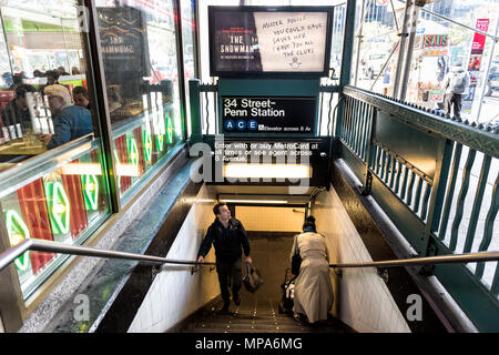 New York City, USA - 30. Oktober 2017: Transit Eingabe von Zeichen in New York Chelsea West Side 34th Street Hudson Yards U-Bahnhof Penn Station nach wor Stockfoto