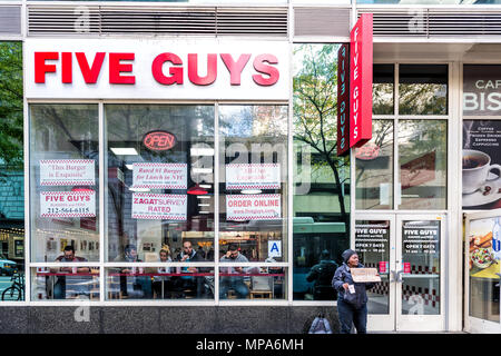 New York City, USA - 30. Oktober 2017: Die Menschen essen in fünf Jungs burger Fast Food Restaurant, unterzeichnen in NEW YORK durch Hudson Yards U-Bahnhof Penn Station während Stockfoto