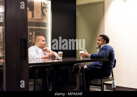 New York City, USA - 30. Oktober 2017: Starbucks Stores in Midtown Manhattan NYC NY mit Menschen arbeiten Kolleginnen und Kollegen sprechen über Lebensmittel, Kaffee in Caf Stockfoto