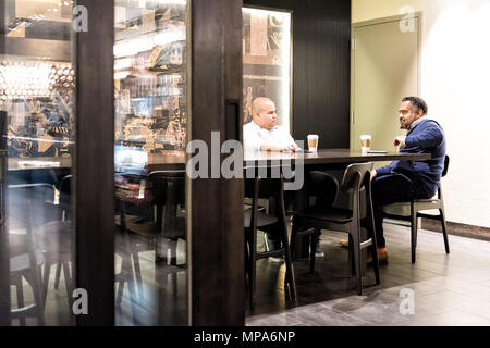 New York City, USA - 30. Oktober 2017: Starbucks Stores in Midtown Manhattan NYC NY mit Menschen arbeiten Kolleginnen und Kollegen sprechen über Lebensmittel, Kaffee in Caf Stockfoto
