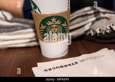 New York City, USA - 30. Oktober 2017: Starbucks Stores in Midtown Manhattan NYC NY mit Nahaufnahme des Tasse Kaffee im Café zu sitzen, ein Stockfoto