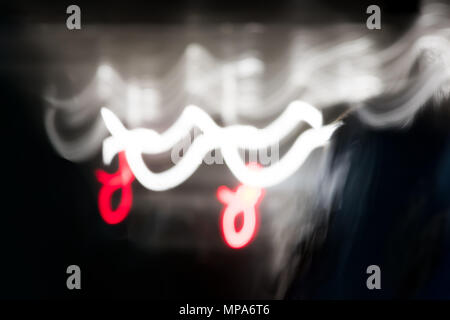 Abstrakte Grafik Ressource Hintergrund von schwarzen, weißen und roten Linien bokeh Licht im Tunnel der dunklen Abend Straße Stockfoto