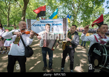 Jährliche Vyshyvanka März. Hunderte von britischen Ukrainer Rally und März in traditionellen nationalen besticktes Kleid angezogen. Stockfoto