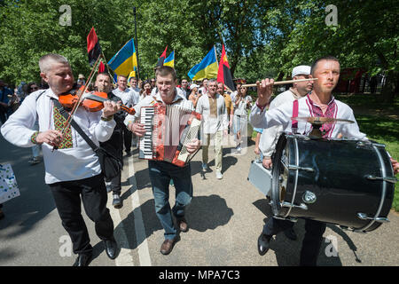 Jährliche Vyshyvanka März. Hunderte von britischen Ukrainer Rally und März in traditionellen nationalen besticktes Kleid angezogen. Stockfoto