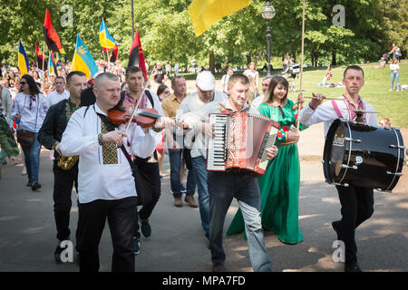 Jährliche Vyshyvanka März. Hunderte von britischen Ukrainer Rally und März in traditionellen nationalen besticktes Kleid angezogen. Stockfoto