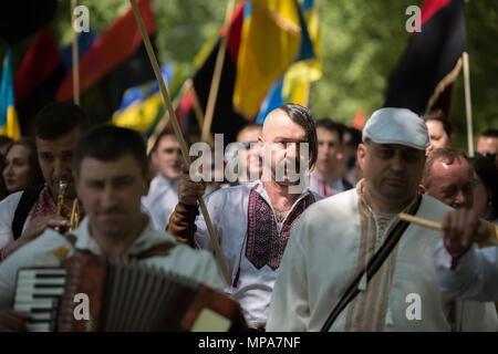 Jährliche Vyshyvanka März. Hunderte von britischen Ukrainer Rally und März in traditionellen nationalen besticktes Kleid angezogen. Stockfoto