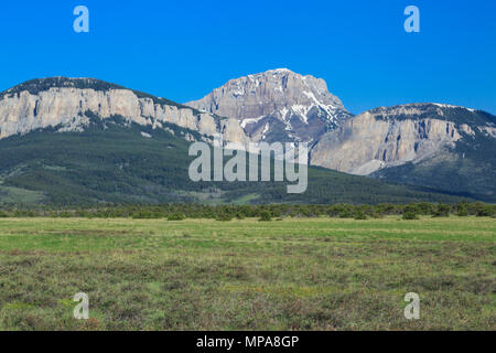 Mount frazier oberhalb von Riffen, die an die blackleaf Canyon entlang der felsigen Bergfront in der Nähe von bynum, montana, Grenzen Stockfoto