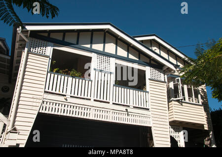 Queenslander Stil Holzhäuser Ca. 1913, in der Regel Jugendstil dekorativen Motiven, Brisbane, Australien Stockfoto