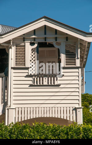 Queenslander Stil Holzhäuser Ca. 1913, in der Regel Jugendstil dekorativen Motiven, Brisbane, Australien Stockfoto