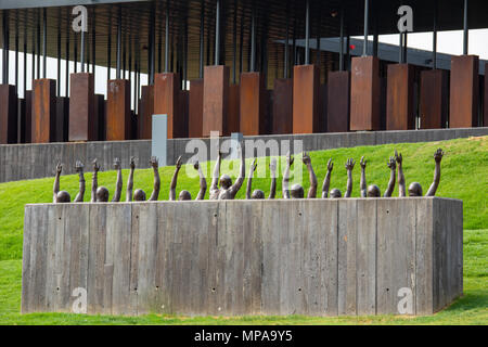 Aufkommen von Hank Willis Thomas, 2016, der nationalen Gedenkstätte für Frieden und Gerechtigkeit oder nationalen Lynchmord Memorial, Montgomery, Alabama, USA Stockfoto