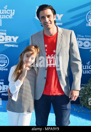 Gille Marini und Tochter auf der Suche nach Dory Premiere am El Capitan Theatre in Los Angeles. Juni 7, 2016. Gille Marini und Tochter - - - - - - - - - - - - - Red Carpet Event, Vertikal, USA, Filmindustrie, Prominente, Fotografie, Bestof, Kunst, Kultur und Unterhaltung, Topix Prominente Fashion/Vertikal, Besten, Event in Hollywood Leben - Kalifornien, Roter Teppich und backstage, USA, Film, Stars, Film Stars, TV Stars, Musik, Promis, Fotografie, Bestof, Kunst, Kultur und Unterhaltung, Topix, drei Viertel, vertikal, eine Person aus dem Jahr 2016, Anfrage ts Stockfoto
