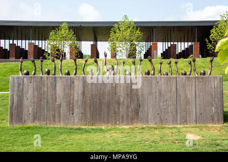 Aufkommen von Hank Willis Thomas, 2016, der nationalen Gedenkstätte für Frieden und Gerechtigkeit oder nationalen Lynchmord Memorial, Montgomery, Alabama, USA Stockfoto