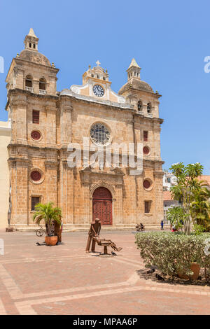 Cartagena, Kolumbien - 24. März 2017: Fassade der Iglesia de San Pedro Claver die Kirche und die zeitgenössischen Metall Skulpturen in Cartagena de Indien Stockfoto
