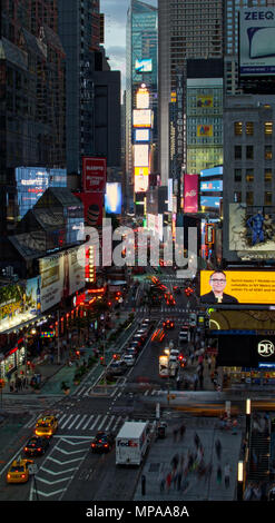 Ein Blick auf den Times Square in New York City während der Rush Hour von der Dachterrasse Hotel. Broadway ist mit Taxis, Lkw, Menschen und Touristen gefüllt. Stockfoto