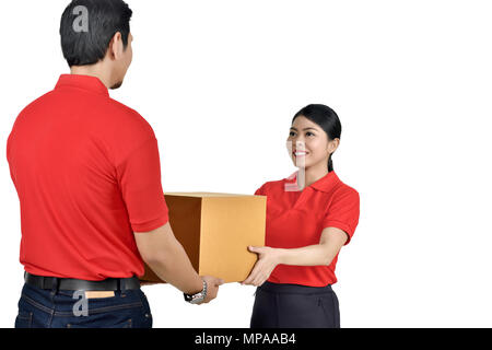 Ansicht der Rückseite des asiatischen Kurier Mann liefern, um das Paket zu Frau auf weißem Hintergrund Stockfoto